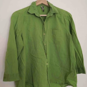  - Grön skjorta. 3/4 ärm. Finns en liten vit fläck på sidan. 
