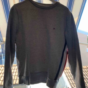  - Tommy hilfiger crewneck, väldigt fin och basic, köpt för 900kr för 2 år sen, cond 9/10, säljer för 200kr