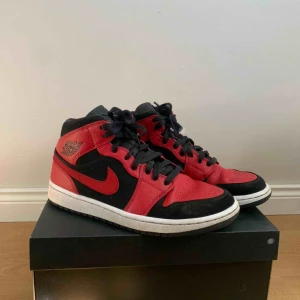  - Ett par Jordan air 1 i fint skick! Säljs pga att de är för små. De är i storlek 42 men är små i storleken. De passar nog 40-41! Jag fraktar endast!🥰  Ledande bud ligger på 1000kr!