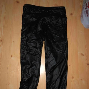  - Jätte fina skinntights i strl m från bershka men sitter välldigt tight så passar mer än s! Använt 1 gång🍒