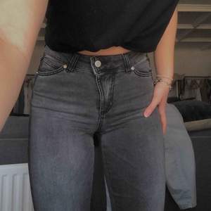Skitsnygga svarta/gråa jeans med snygg detalj på sidan från Hunkydory. I väldigt fint skick och supersköna. ♟💣🎩🎬🎧📞
