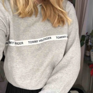  - Jättemysig hoodie från Tommy Hilfiger, inköpt för cirka 900kr, säljer för 200kr🤩 
