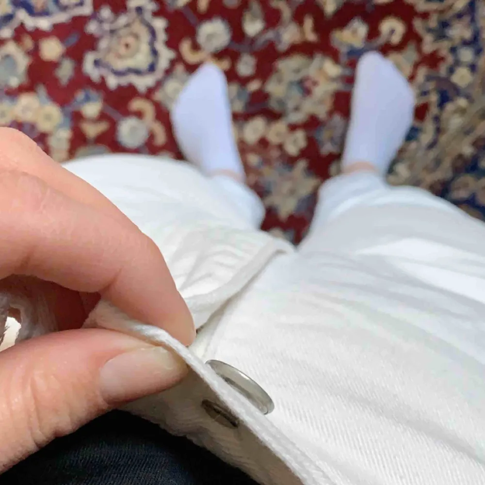 Högmidjade vita mom-jeans från ”Colours of the world” lite trasiga i knappen som sitter lite löst (tredje bilden) därav det billiga priset . Jeans & Byxor.