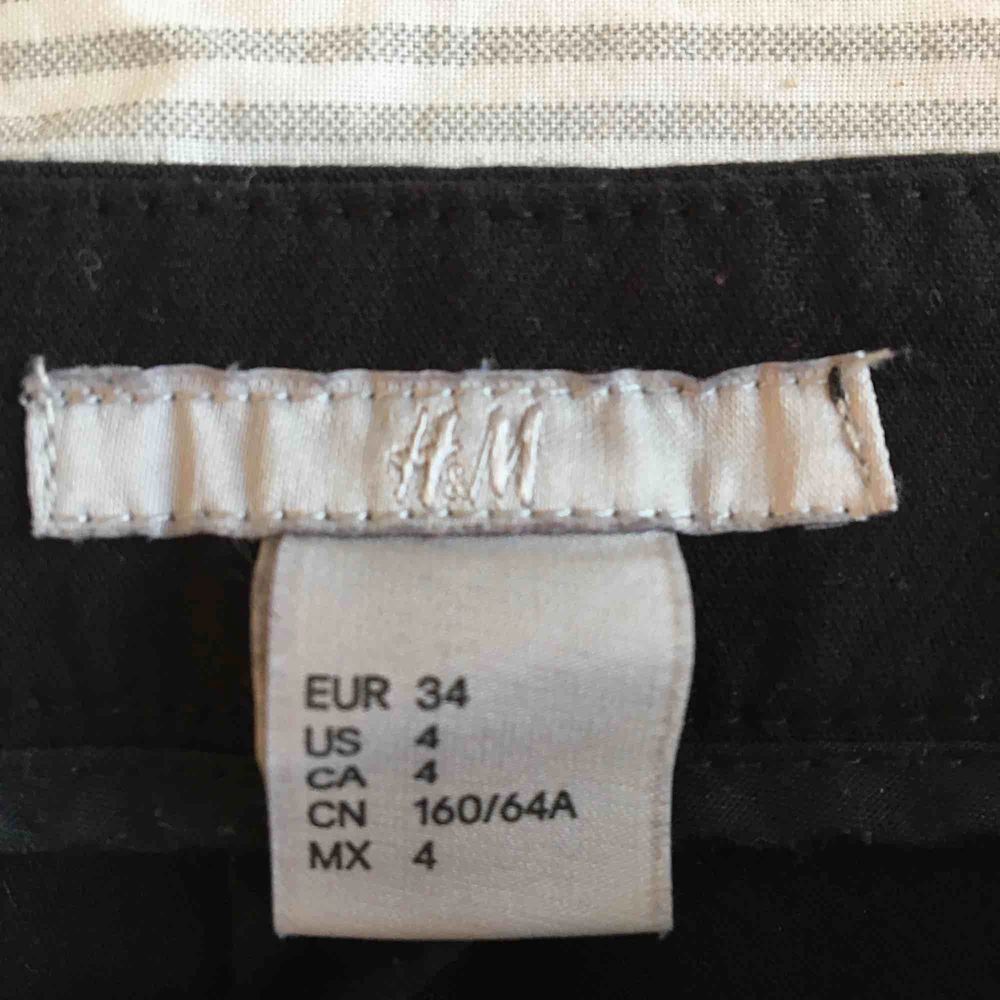 Superfina kostymbyxor använda några fåtal gånger men är i väldigt gott skick💖. Jeans & Byxor.