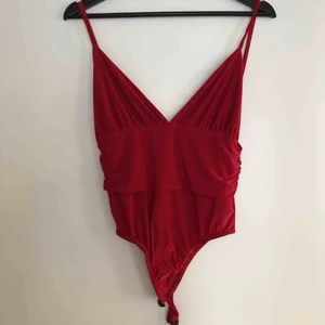  - Body från prettylittlething. Storlek 10 (uk size) skulle säga S/M passar mer någon med stor byst. Aldrig använd. Skönt material och öppen i ryggen! Frakt ingår (spårbar frakt blir mer) 
