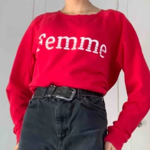  - Tröja med texten femme Bra skick knappt använt Köparen står för ev frakt