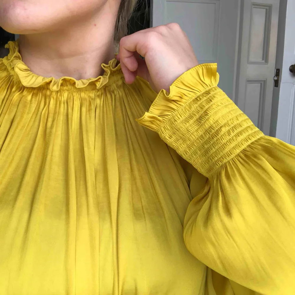 Gul blus från h&m med underbara detaljer! Perfekt till våren! 💛💛💐😍 köparen står för frakt!. Blusar.