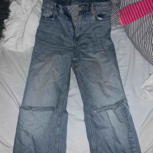  - As snygga braller från Monki! Yoko modell så utsvängda men klippte hål på knäna, ganska använda men ändå fint skick. 