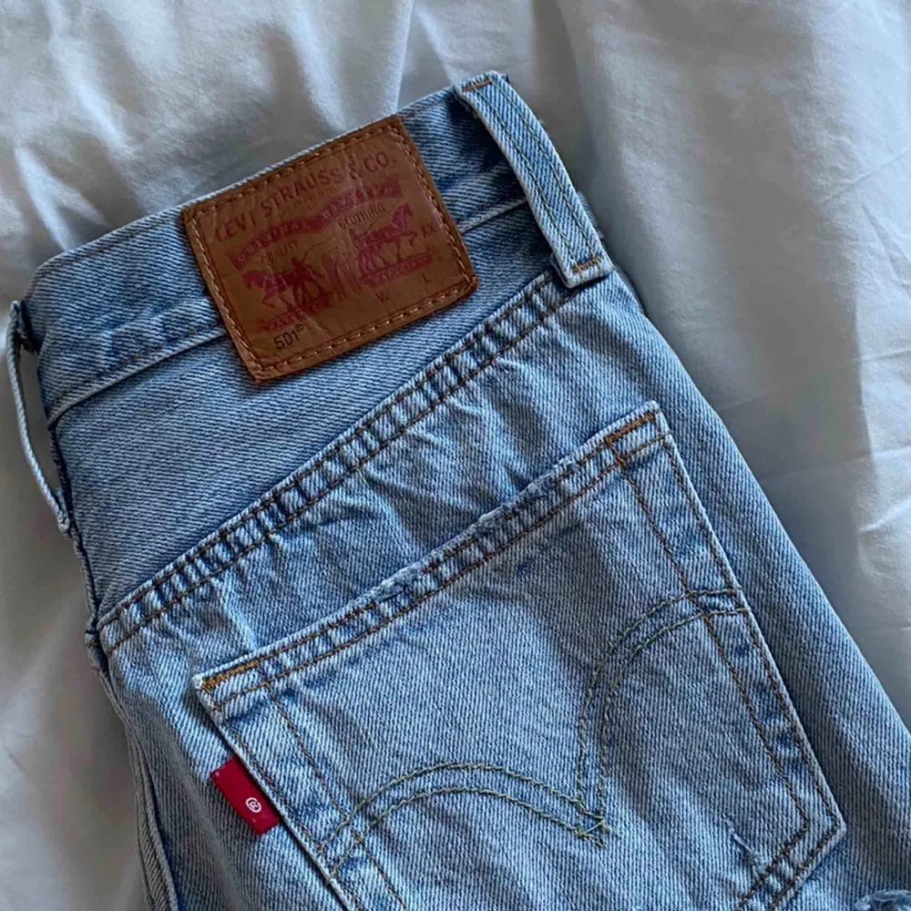 Jeansshorts från Levi’s modellen 501 Storlek W23 Köpt för något år sedan men för små för mig så inte alls mycket använda . Jeans & Byxor.