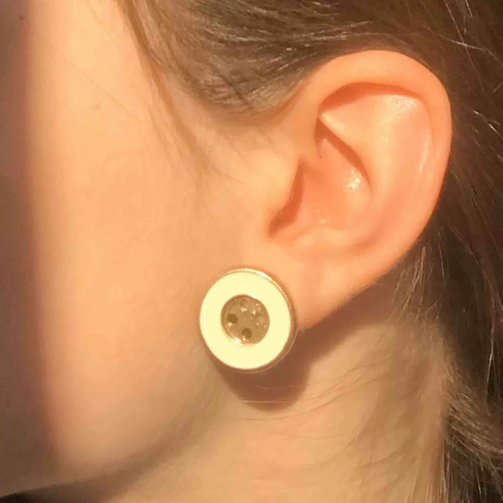 Guldfärgade och gräddvita örhängen i form av knappar!. Accessoarer.