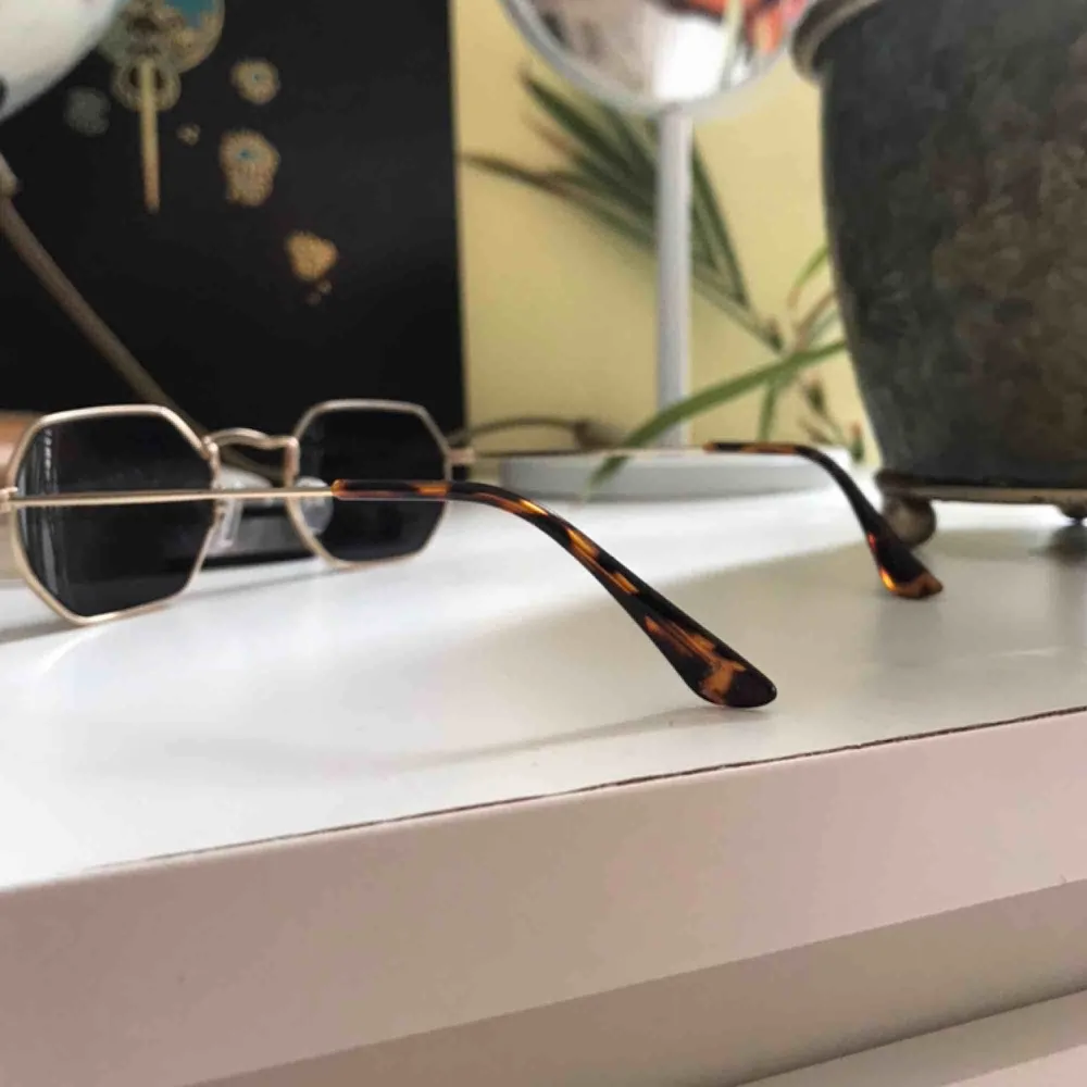 Coola 8G solbrillor köpta i Frankrike 😎😎 🔥Diggar Swish 😎No refunds 🙏🏻Kan mötas upp i Malmö 🤙Frakt 20 kr🔥. Accessoarer.