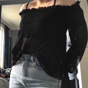  - Fin, ganska genomskinlig, svart topp i typ meshtyg. Storlek S, kan diskutera priset