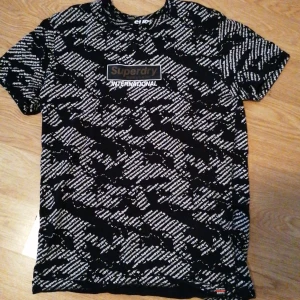 T-shirt från Super Dry  - T-shirt från SUPER DRY [Oanvänd] 