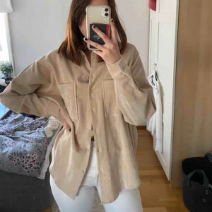  - Lite oversized skjorta från Zara. Frakt: 59 kr