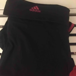  - Adidas Storlek S men skulle säga att dem är mer som XS/S Rosa/svarta Väldigt fint skick Streck på ena sida  Mötes upp i gbg, majorna eller fraktar men köparen står då för frakten. Tar även swish och kontanter mm.  