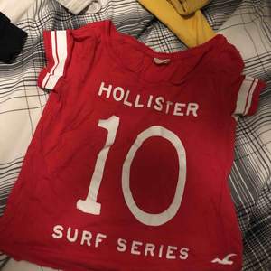 Det är en röd tröja från hollister. I storlek XS. Har inte haft den länge alls 