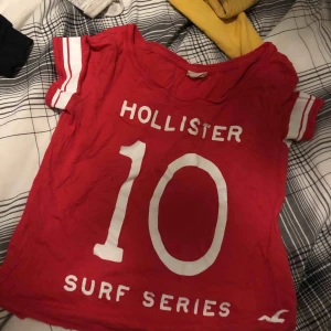  - Det är en röd tröja från hollister. I storlek XS. Har inte haft den länge alls 