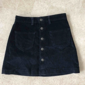  - Jättesöt manchesterkjol i mörkmörk blått:) Tyvärr lite för liten för mig :( Köparen står för frakten💞