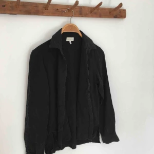  - Svart, jätteskön avslappnad blus, storlek 34 dam. Möts i Örebro eller skickar, då står köparen för frakt (30kr) :)