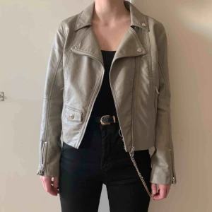  - Jacka i fuskskinn från H&M. Storlek S och i fint skick, inga skador.    Möts i Stockholm eller fraktar. Köpare står för frakt.