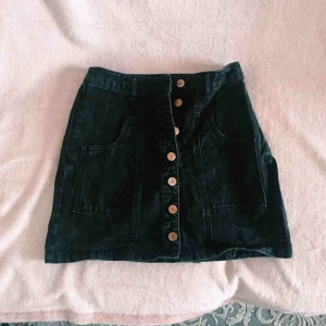  - Svart, stilren jeanskjol från Stradivarius. 