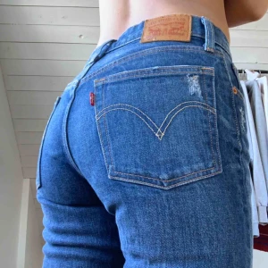 Levis 501 - Ursnygga levis 501 med ganska tajt passform, går precis under naveln, använda max 3 ggr. Säljer då jag inte använder de, pris inkl frakt🥰❤️