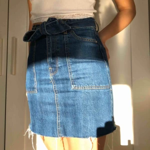  - Jättesnygg jeanskjol med bälte från Gina Tricot som jag älskar jättemycket! Köpte den för 450kr sent förra sommaren och hann endast använda de ett fåtal gånger innan den blev för liten för mig. Kan mötas upp i Västerås eller frakta. Perfekt för sommaren!