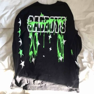  - Säljer min SadBoys tröja för jag behöver pengarrr😩den är superduperfin men finns inte o köpa längre på sadboysgear :/ så vi kör högst bud vinner, startar från 550kr🖤 fraktpris: 57kr (postnord har höjt fraktpriset)