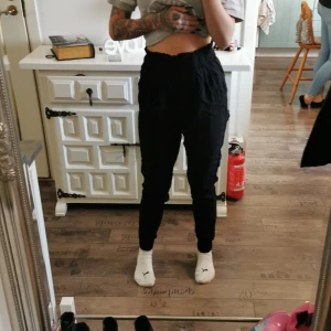 Fin byxor - Mjukt tyg, använda fåtal gånger mudd nere vid fötterna och uppe vid magen /rygg 