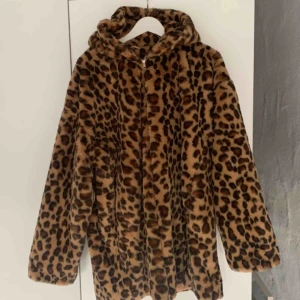  - Fuskpälsjacka i leopard med luva från Junkyard. Verkligen extremt mjuk och go. Utmärkt skick.  