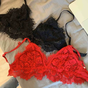  - Superfina spets braletter från NAKD 150kr/st inkl frakt. Båda för 220 inkl frakt.