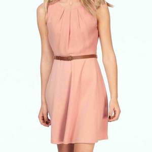 Vacker rosa klänning med bälte från Vero Moda Ny Skickas fraktfritt Betala med Klarna, Swish, Paypal eller Parson Mer info  https://nellasshop.com/products/bomullsklanning