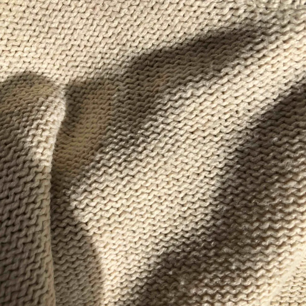 Super duper fin beige stickad tröja från HM. Använd ca 2 gånger så den är i väldigt fint skick går att använda till många olika looks🥰❤️💕. Stickat.