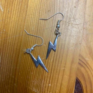  - handgjorda coola silvriga blixt örhängen. !OBS inte äkta silver!