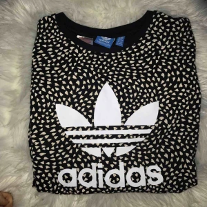  - Adidas Troja i perfekt skick då den användes ett fåtal gånger. Är inte oversized! 