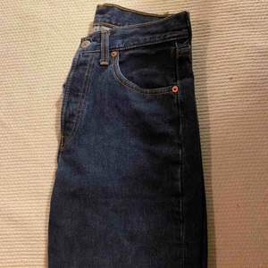 Vintage Levi’s jeans i mörkare blå jeansfärg. Jag köpte dessa och gick utefter måttet som står på lappen, dom passade inte alls mig så skulle säga att dom är ungefär mellan W24-25 och L 30 då dom är uppklippta. Köparen står även för frakten. 