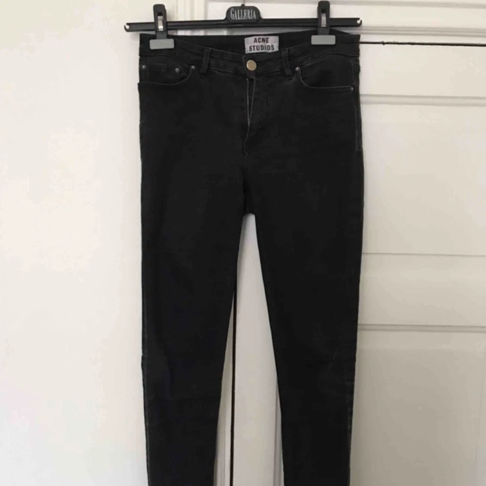 Svarta jeans från Acne i modellen skin 5 lacy black. Använda men finns inga hål eller slitningar, dock lite blekta i färgen. Strl 28/34, stretchiga.   Kan hämtas i sthlm annars tillkommer frakt på 63kr spårbart. Jeans & Byxor.