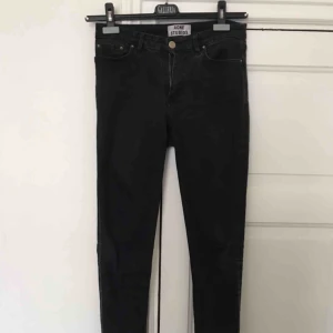  - Svarta jeans från Acne i modellen skin 5 lacy black. Använda men finns inga hål eller slitningar, dock lite blekta i färgen. Strl 28/34, stretchiga.   Kan hämtas i sthlm annars tillkommer frakt på 63kr spårbart