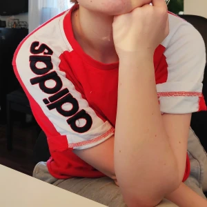 Retro adidas - T-shirt från adidas som jag croppat själv med broderi på ärmen. Superunik! Gratis frakt! 