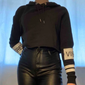 Croppad Luvtröja med tryck - Croppad Hoodie, använd mer än 10 gånger men inte sliten. Nypris: 199 kr. 