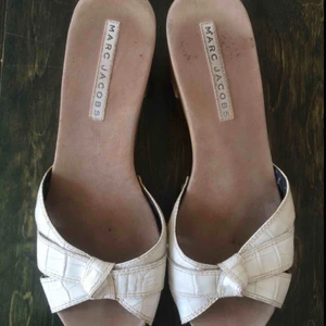  - Märke: Marc Jacobs Storlek: 41 men passar mig som är 39 pga öppen häl. Verkar vara en strlk 40 snarare.  Skick: Små deffekter på klacken, fråga för fler bilder! Övrigt: 7 cm klack.  Upphämt eller frakt:)