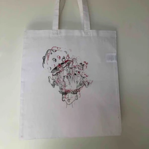  - Denna är en av alla mina handgjorda tryck på tygväskor, kolla på min sida- finns mycket mer. Alla unika och handgjorda. Möts upp i Stockholm, annars tillkommer frakt 📦 