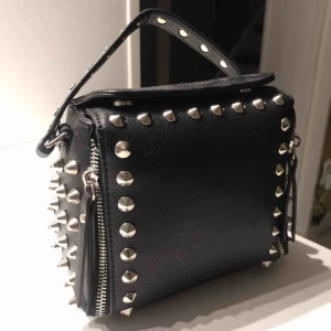  - Säljer den här fina väska från Zara pga att jag inte använder den. Det följer även med ett band/kedja. Väldigt bra skick. Nypris: ca 500kr Möts upp i Stockholm.