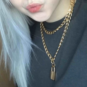  - Guldig två-radig kedja med hänglås på från Nelly, endast använd nån gång