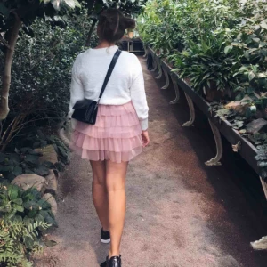  - Rolig och söt gammalrosa kjol med volanger! Köpt i Frankrike och säljer för att den är lite liten för mig!   Frakten ligger på 44kr och betalas av köparen💫