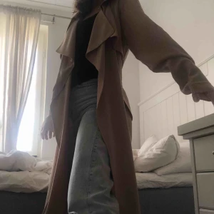  - Skitsnygg trenchcoat perfekt till våren. Jag är storlek XS och den passar bra på mig, skulle passa på M också beroende på hur man vill att den sitter🤩