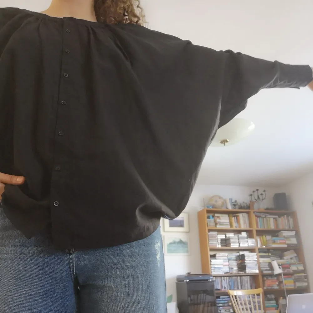 Svart ballongskjorta. Supercool och skön men kommer inte till användning längre. Från H&M TREND i storlek 38.. Paidat.