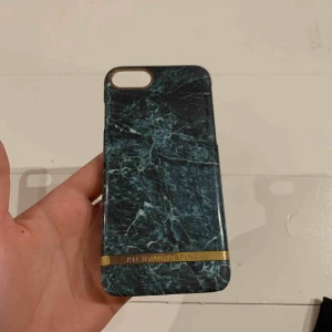  - Ett riktigt snyggt iPhoneskal som tyvärr är lite slitet. Frakt tillkommer 30kr.