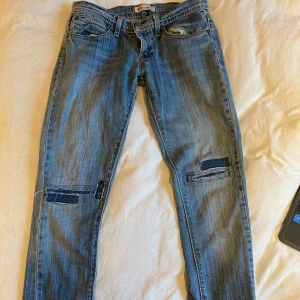  - Lågmidjade blå jeans med från Levis i fint skick☺️
