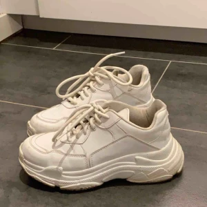  - Ett par snygga skor från Nelly, men köpta på Plick för ett tag sen (Dem sista bilderna är lånade bilder) Dom är som nya!  Storlek 36 :) kan mötas upp i Sthlm/söder och kan frakta men köpare står för frakten💞